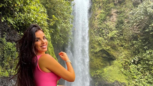 Ivana juga pernah liburan ke Kosta Rika. Di sana dia berpose di depan air terjun eksotis yang aliran airnya sangat deras. (Instagram/@knolldoll)