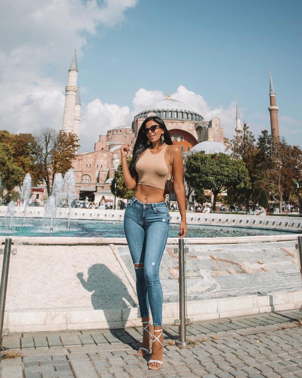 Ivana juga kedapatan berpose dengan latar Masjid Hagia Sophia yang terkenal di Istanbul, Turki. Seksinya! (Instagram/@knolldoll)