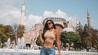 Ivana juga kedapatan berpose dengan latar Masjid Hagia Sophia yang terkenal di Istanbul, Turki. Seksinya! (Instagram/@knolldoll)