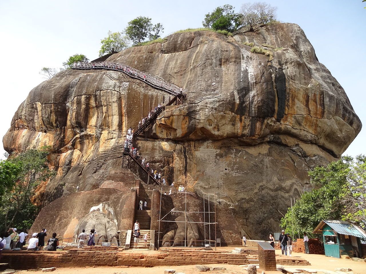 Lion's Gate Sigiriya, bagian patung singa kini tersisa telapak kakinya saja di bawah.