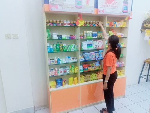 Lokasi dua bule diduga mencuri obat di salah satu apotek di Mengwitani, Badung, Sabtu (3/12/2022) dini hari. Foto: Agus Eka