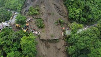 Longsor akibat hujan deras itu menimbun bus yang melintas di daerah pegunungan Kolombia. Colombian Civil Defense/Handout via Reuters.