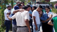 Keluarga korban tak kuasa menahan kesedihannya. Reuters/Alexis Munera.