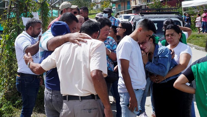 Longsor Timbun Bus dan Tewaskan 34 Orang di Kolombia Longsor menimbun bus sarat penumpang di Pueblo Rico, Kolombia, Senin (5/12) waktu setempat. 34 orang tewas dalam kejadian ini.