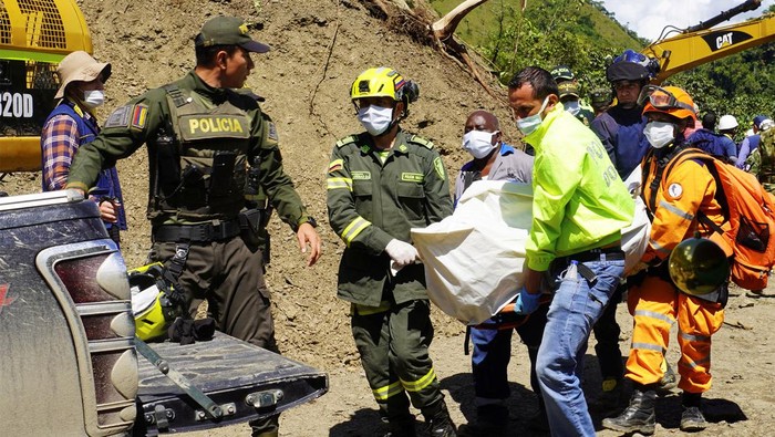 Longsor Timbun Bus dan Tewaskan 34 Orang di Kolombia Longsor menimbun bus sarat penumpang di Pueblo Rico, Kolombia, Senin (5/12) waktu setempat. 34 orang tewas dalam kejadian ini.