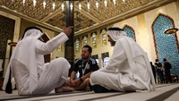 Tempat ibadah ini mempunyai penceramah laki-laki dan perempuan yang bisa berbagai bahasa. Mereka akan menjelaskan soal agama dan toleransi Islam kepada pengunjung.  