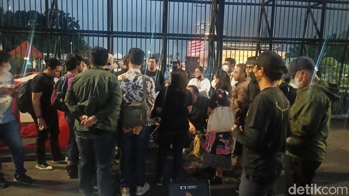 Massa Aksi Tolak KUHP Baru Masih Bertahan di Depan DPR