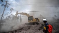 Alat berat dikerahkan karena material vulkanik yang menimbun desa tersebut sangat tebal.