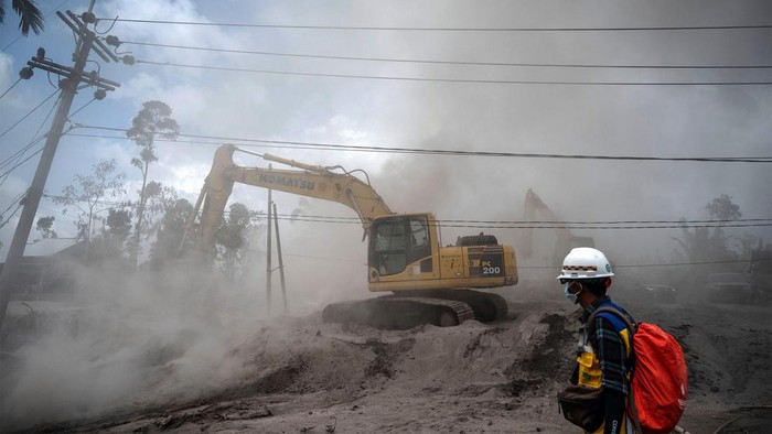 Material vulkanik Gunung Semeru yang menimbun Desa Kajar Kuning mulai dibersihkan, Selasa (6/12/2022). Ekskavator dikerahkan dalam pembersihan material vulkanik.