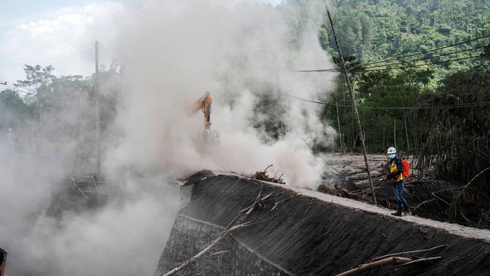 Material vulkanik Gunung Semeru yang menimbun Desa Kajar Kuning mulai dibersihkan, Selasa (6/12/2022). Ekskavator dikerahkan dalam pembersihan material vulkanik.