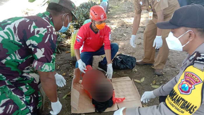 Mayat bayi dievakuasi PMI ke RSSA Malang