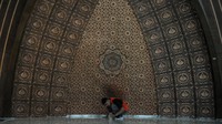 Pekerja menyelesaikan pembangunan bagian dalam Masjid Al Jabbar di Cimincrang, Bandung, Jawa Barat, Selasa (6/12/2022).  