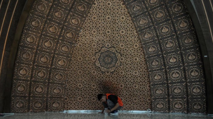 Megahnya Bagian Dalam Masjid Al Jabbar yang Dinanti Warga Bandung Pekerja menyelesaikan pembangunan bagian dalam Masjid Al Jabbar di Cimincrang, Bandung, Jawa Barat, Selasa (6/12/2022). Gubernur Jawa Barat Ridwan Kamil menargetkan pada akhir Desember 2022, Masjid Al Jabbar dapat diresmikan sekaligus digunakan untuk Shalat Jumat perdana, selain itu kehadirannya diharapkan dapat meningkatkan pertumbuhan perekonomian baru dalam wacana pemindahan pusat pemerintahan Jawa Barat di area Tegalluar. ANTARA FOTO/Raisan Al Farisi/rwa.
