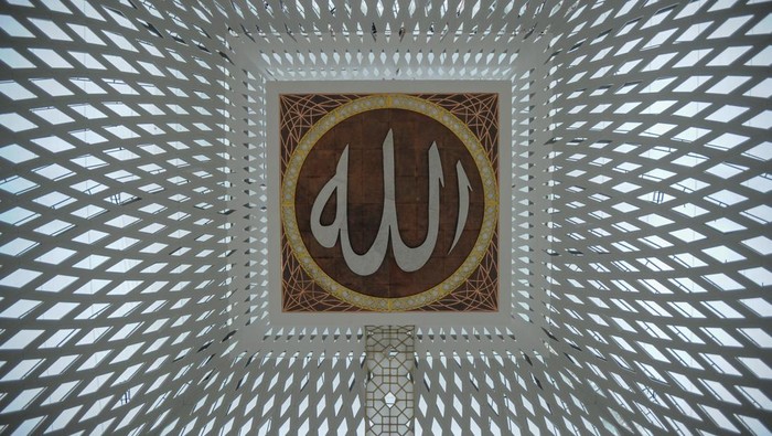 Pekerja menyelesaikan pembangunan bagian dalam Masjid Al Jabbar di Cimincrang, Bandung, Jawa Barat, Selasa (6/12/2022). Gubernur Jawa Barat Ridwan Kamil menargetkan pada akhir Desember 2022, Masjid Al Jabbar dapat diresmikan sekaligus digunakan untuk Shalat Jumat perdana, selain itu kehadirannya diharapkan dapat meningkatkan pertumbuhan perekonomian baru dalam wacana pemindahan pusat pemerintahan Jawa Barat di area Tegalluar. ANTARA FOTO/Raisan Al Farisi/rwa.