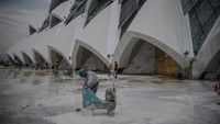Gubernur Jawa Barat Ridwan Kamil menargetkan pada akhir Desember 2022, Masjid Al Jabbar dapat diresmikan sekaligus digunakan untuk Shalat Jumat perdana.  