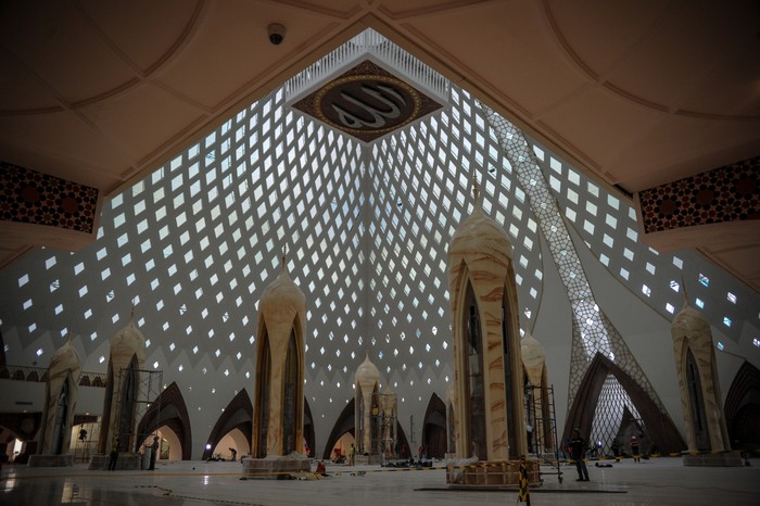 Pekerja menyelesaikan pembangunan bagian dalam Masjid Al Jabbar di Cimincrang, Bandung, Jawa Barat, Selasa (6/12/2022). Gubernur Jawa Barat Ridwan Kamil menargetkan pada akhir Desember 2022, Masjid Al Jabbar dapat diresmikan sekaligus digunakan untuk Shalat Jumat perdana, selain itu kehadirannya diharapkan dapat meningkatkan pertumbuhan perekonomian baru dalam wacana pemindahan pusat pemerintahan Jawa Barat di area Tegalluar. ANTARA FOTO/Raisan Al Farisi/rwa.