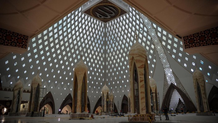 Pekerja menyelesaikan pembangunan bagian dalam Masjid Al Jabbar di Cimincrang, Bandung, Jawa Barat, Selasa (6/12/2022). Gubernur Jawa Barat Ridwan Kamil menargetkan pada akhir Desember 2022, Masjid Al Jabbar dapat diresmikan sekaligus digunakan untuk Shalat Jumat perdana, selain itu kehadirannya diharapkan dapat meningkatkan pertumbuhan perekonomian baru dalam wacana pemindahan pusat pemerintahan Jawa Barat di area Tegalluar. ANTARA FOTO/Raisan Al Farisi/rwa.