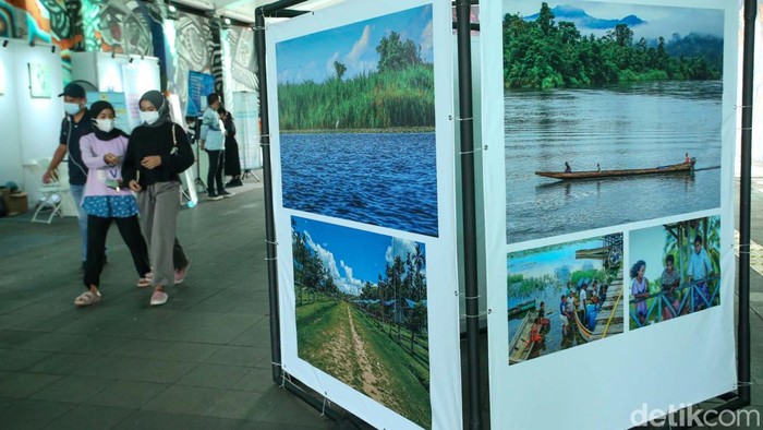 Melihat Pameran Foto Hari HAM Sedunia di Kolong Kendal Pameran foto digelar di Kolong Kendal, Jakarta, Selasa (6/12/2022). Pameran ini digelar dalam rangka Hari HAM Sedunia.