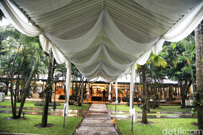 Seperti diungkapkan General Manager Royal Ambarrukmo Herman Courbois, Pendopo Agung Kedaton Ambarrukmo terdiri dari Pendopo Agung, Ndalem Ageng, Bale Kambang, Gandhok, Pacaosan, dan Alun-alun. Di sini kami fungsikan juga sebagai museum yang terbuka untuk publik. Masyarakat bisa masuk tanpa dipungut biaya, kata Herman kepada Wolipop, Selasa (6/12/2022). (Foto: Pradita Utama/detikcom)