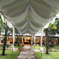 Seperti diungkapkan General Manager Royal Ambarrukmo Herman Courbois, Pendopo Agung Kedaton Ambarrukmo terdiri dari Pendopo Agung, Ndalem Ageng, Bale Kambang, Gandhok, Pacaosan, dan Alun-alun. Di sini kami fungsikan juga sebagai museum yang terbuka untuk publik. Masyarakat bisa masuk tanpa dipungut biaya, kata Herman kepada Wolipop, Selasa (6/12/2022). (Foto: Pradita Utama/detikcom)