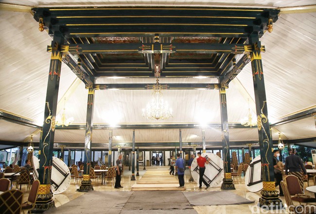 Berlokasi di dalam kompleks Royal Ambarrukmo Hotel, Yogyakarta, Pendopo Agung Kedaton Ambarrukmo akan menjadi saksi bisu hari bahagia Kaesang dan Erina saat keduanya meresmikan perjalanan cinta sebagai suami-istri dalam prosesi akad pada Sabtu (10/12/2022) mendatang. (Foto: Pradita Utama/detikcom)