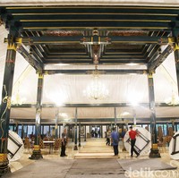 Berlokasi di dalam kompleks Royal Ambarrukmo Hotel, Yogyakarta, Pendopo Agung Kedaton Ambarrukmo akan menjadi saksi bisu hari bahagia Kaesang dan Erina saat keduanya meresmikan perjalanan cinta sebagai suami-istri dalam prosesi akad pada Sabtu (10/12/2022) mendatang. (Foto: Pradita Utama/detikcom)