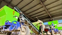 Setiap harinya, para pekerja melakukan aktivitas, dari mulai mengolah pakan rendah polusi. Menggunakan alat berupa boks besar yang dipasang pada sepeda motor roda tiga yang biasa digunakan untuk kebutuhan industri.