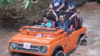 Sery-seruan naik jeep.
