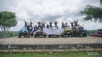 Berfoto  bersama rombongan.