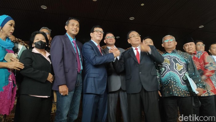 Menkumham Yasonna Laoly bersama anggota DPR usai pengesahan RKUHP. (Dwi Rahmawati/detikcom).
