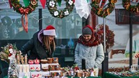Nantinya sebagian hasil penjualan pernak-pernik Natal akan disumbangkan ke tentara Ukraina.