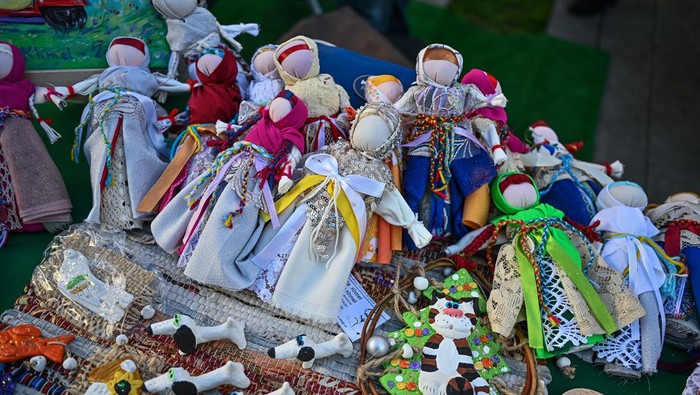 Menyambung Hidup, Pengungsi Ukraina Jualan Pernak-pernik Natal Invasi Rusia ke Ukraina terus berlanjut. Di tengah invasi itu, warga Ukraina yang mengungsi di Polandia menjual pernak-pernik Natal untuk menyambung hidup, Senin (5/12).