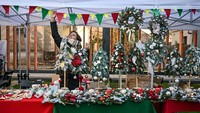 Warga Ukraina menggelar pasar Natal di Krakow, Polandia, Senin (5/12/2022) waktu setempat.