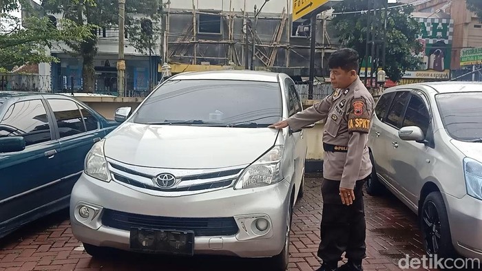 Mobil terperosok di Banjarnegara bawa puluhan tabung gas 3 kg diduga hasil curian. Barang bukti kini diamankan di kantor Polres Banjarnegara, Selasa (6/12/2022).
