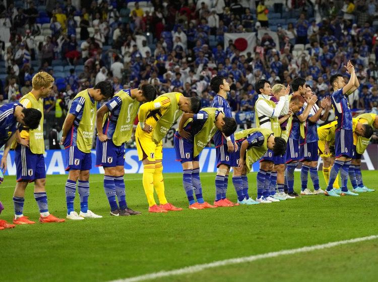 Momen Haru Pelatih-Pemain Jepang Membungkuk Usai Tersingkir dari Piala Dunia