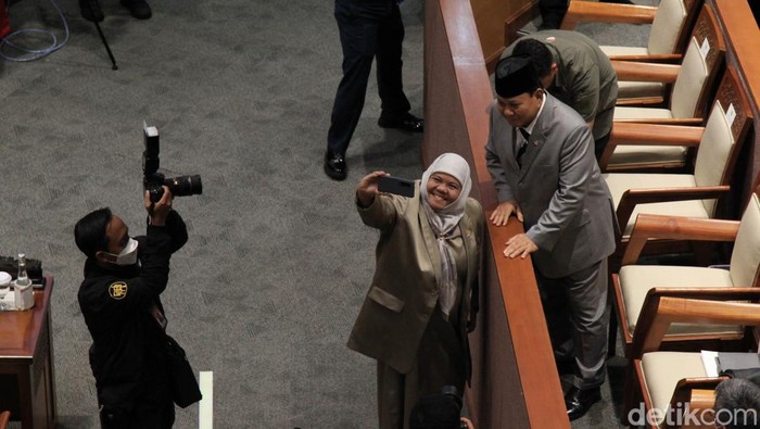 Momen Menhan Prabowo Hadiri Rapat Paripurna DPR Menhan Prabowo menghadiri rapat Paripurna DPR ke-11. Dalam rapatnya, Prabowo memberikan dokumen laporan pemerintah terkait RUU pengesahan perjanjian pertahanan.