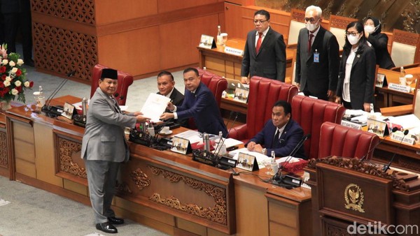 Momen Menhan Prabowo Hadiri Rapat Paripurna DPR