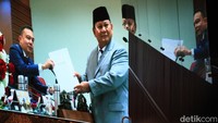 Tampak dari layar memperlihatkan Menteri Pertahanan Prabowo memberikan dokumen laporan pemerintah kepada Wakil Ketua DPR Sufmi Dasco Ahmad.