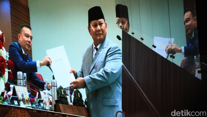 Momen Menhan Prabowo Hadiri Rapat Paripurna DPR Menhan Prabowo menghadiri rapat Paripurna DPR ke-11. Dalam rapatnya, Prabowo memberikan dokumen laporan pemerintah terkait RUU pengesahan perjanjian pertahanan.