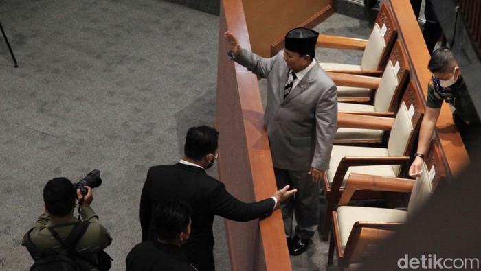 Momen Menhan Prabowo Hadiri Rapat Paripurna DPR Menhan Prabowo menghadiri rapat Paripurna DPR ke-11. Dalam rapatnya, Prabowo memberikan dokumen laporan pemerintah terkait RUU pengesahan perjanjian pertahanan.