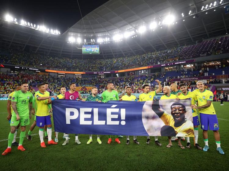 Momen Neymar Cs Bentangkan Spanduk Dukungan untuk Pele