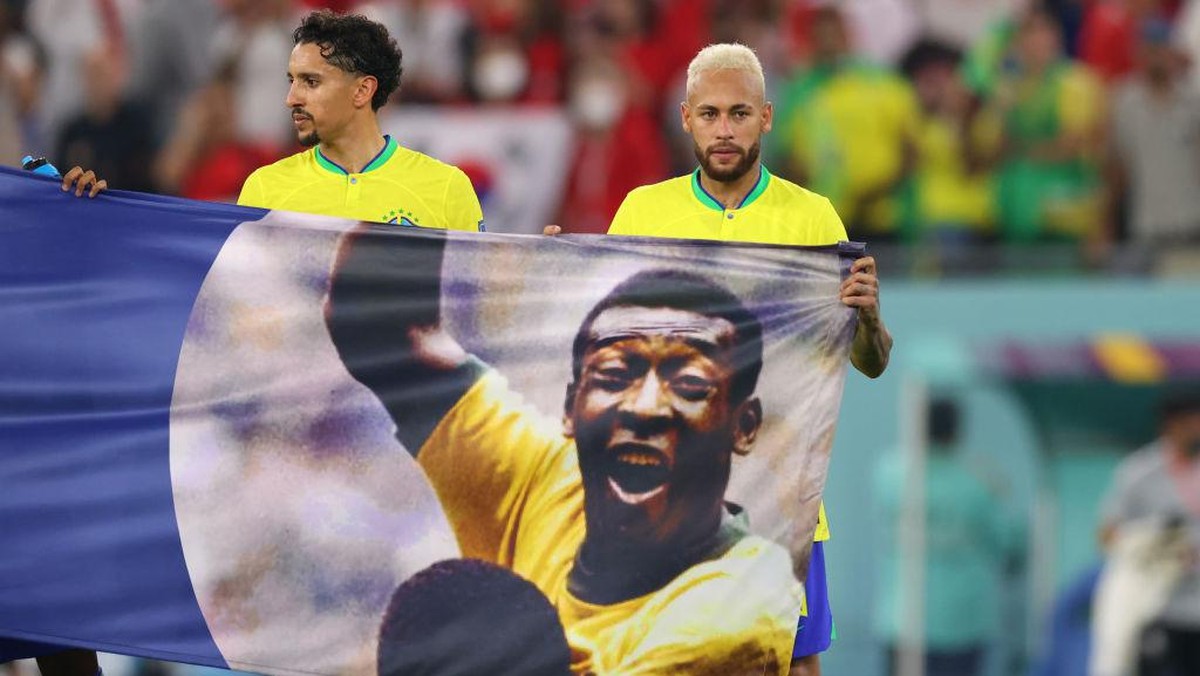 Momen Neymar Cs Bentangkan Spanduk Dukungan untuk Pele