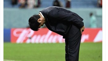 Pelatih Jepang Janime Moriyasu menunduk minta maaf ke suporter Jepang karena tim kalah adu penalti. Sikap ksatria ini, Jepang tiada lawan. Foto: Twitter