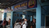 Sejumlah pengunjung menikmati Mangut Lele si kawasan Mangut Lele Mbok Marto, Jalan Sewon Indah, Bantul, Yogyakarta, Selasa (6/12/2022).