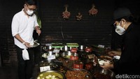 Dinding dapurnya bahkan gelap terkena asap kayu bakar. Aroma smokey dari asap kayu bakar pun tercium sangat khas.