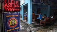 Warung Mangut lele ini sangat legendaris karena sudah mulai berjualan sejak tahun 60-an. Pemiliknya bernama Mbah Martodiryo yang kini usianya sudah menginjak 90-an tahun dan masih ikut meracik bumbu dan memasak di warungnya.