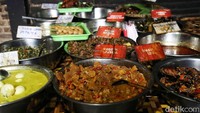 Semua menu disajikan dalam wadah yang diletakkan berjajar di lincak atau bale-bale bambu. 