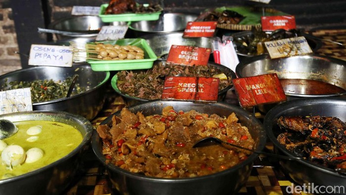 Nih Kuliner Legendaris Mangut Lele Favoritnya Erina Gudono Mangut lele merupakan kuliner khas Yogyakarta yang dibalut kuah santan dan pedas. Makanan ini menjadi salah satu favorit calon istrinya Kaesang, Erina Gudono.