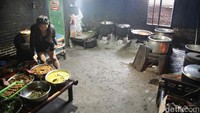 Tampak dapurnya yang terlihat masih sangat sederhana, cara memasaknya pun masih menggunakan kayu bakar dan tungku. 
