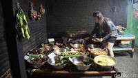 Saat datang, pengunjung akan dipersilahkan untuk menuju dapur untuk mengambil makanannya sendiri.  
